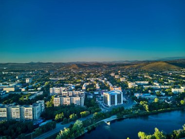 Güzel panoramik hava aracı Irtysh Nehri, Independence Meydanı ile şehir merkezinin gün batımı görüntüsü ve OD-KAMENOGORSK (Oskemen), QAZAQSTAN