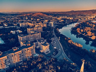 Güzel panoramik hava aracı Irtysh Nehri, Independence Meydanı ile şehir merkezinin gün batımı görüntüsü ve OD-KAMENOGORSK (Oskemen), QAZAQSTAN