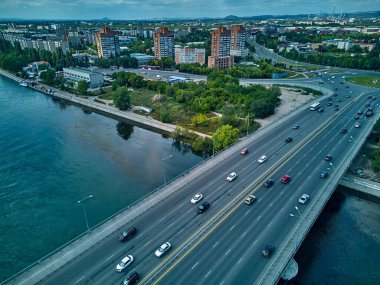 Irak-KAMENOGORSK (Oskemen), QAZAQSTAN 'daki Irtysh Nehri üzerindeki köprünün güzel panoramik hava aracı gün batımı görüntüsü