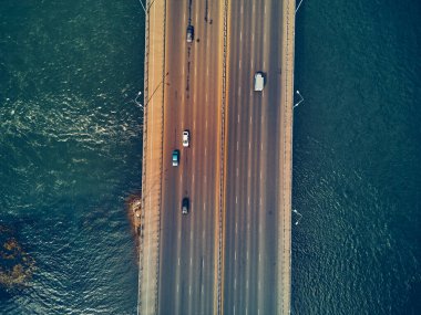Irak-KAMENOGORSK (Oskemen), QAZAQSTAN 'daki Irtysh Nehri üzerindeki köprünün güzel panoramik hava aracı gün batımı görüntüsü