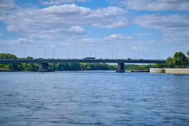 Oskemen 'deki Irtysh ve Ulba nehirlerinin birleşimine güzel panoramik hava aracı görüntüsü, ust-KAMENOGORSK, KAZAKHSTAN (QAZAQSTAN)