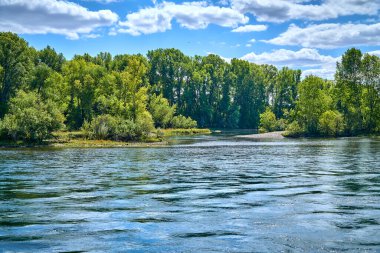 Oskemen 'deki Irtysh ve Ulba nehirlerinin birleşimine güzel panoramik hava aracı görüntüsü, ust-KAMENOGORSK, KAZAKHSTAN (QAZAQSTAN)
