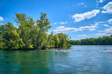 Oskemen 'deki Irtysh ve Ulba nehirlerinin birleşimine güzel panoramik hava aracı görüntüsü, ust-KAMENOGORSK, KAZAKHSTAN (QAZAQSTAN)