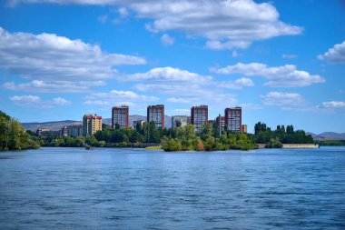 Oskemen 'deki Irtysh ve Ulba nehirlerinin birleşimine güzel panoramik hava aracı görüntüsü, ust-KAMENOGORSK, KAZAKHSTAN (QAZAQSTAN)