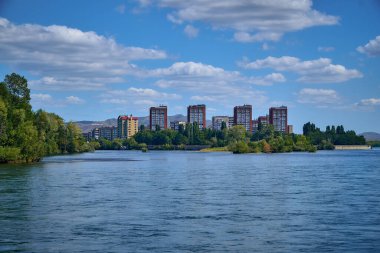 Oskemen 'deki Irtysh ve Ulba nehirlerinin birleşimine güzel panoramik hava aracı görüntüsü, ust-KAMENOGORSK, KAZAKHSTAN (QAZAQSTAN)
