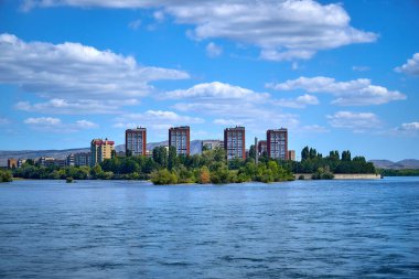 Oskemen 'deki Irtysh ve Ulba nehirlerinin birleşimine güzel panoramik hava aracı görüntüsü, ust-KAMENOGORSK, KAZAKHSTAN (QAZAQSTAN)