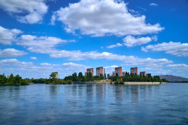 Oskemen 'deki Irtysh ve Ulba nehirlerinin birleşimine güzel panoramik hava aracı görüntüsü, ust-KAMENOGORSK, KAZAKHSTAN (QAZAQSTAN)
