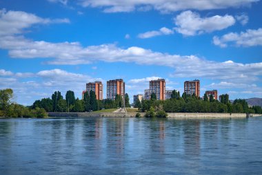 Oskemen 'deki Irtysh ve Ulba nehirlerinin birleşimine güzel panoramik hava aracı görüntüsü, ust-KAMENOGORSK, KAZAKHSTAN (QAZAQSTAN)