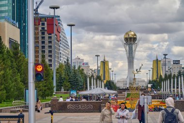 Gökdelenler ve Baiterek Kulesi ile Astana (Nursultan) şehir merkezine güzel panoramik insansız hava aracı manzarası - Kazak halkının özgürlüğünün sembolü, ve Khan Shatyr Eğlence Merkezi (ASTANA, NUR-SULTAN, KAZAKHSTAN, QAZAQSTAN).