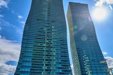 Gökdelenler ve Baiterek Kulesi ile Astana (Nursultan) şehir merkezine güzel panoramik insansız hava aracı manzarası - Kazak halkının özgürlüğünün sembolü, ve Khan Shatyr Eğlence Merkezi (ASTANA, NUR-SULTAN, KAZAKHSTAN, QAZAQSTAN).