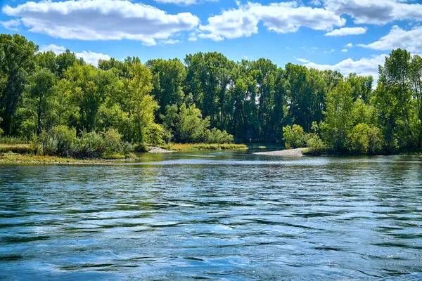 Oskemen 'deki Irtysh ve Ulba nehirlerinin birleşimine güzel panoramik hava aracı görüntüsü, ust-KAMENOGORSK, KAZAKHSTAN (QAZAQSTAN)