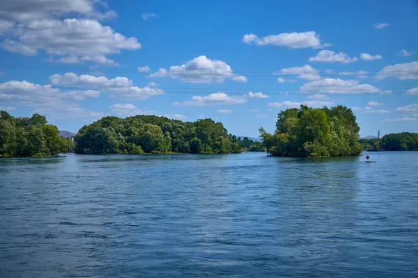 Oskemen 'deki Irtysh ve Ulba nehirlerinin birleşimine güzel panoramik hava aracı görüntüsü, ust-KAMENOGORSK, KAZAKHSTAN (QAZAQSTAN)