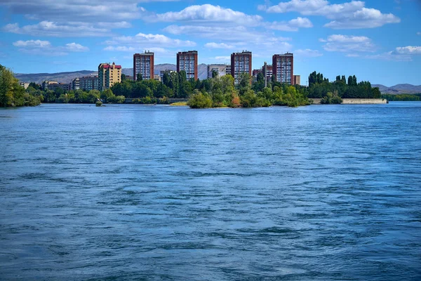 Oskemen 'deki Irtysh ve Ulba nehirlerinin birleşimine güzel panoramik hava aracı görüntüsü, ust-KAMENOGORSK, KAZAKHSTAN (QAZAQSTAN)