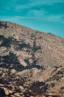 Doğu Kazakistan 'daki Sibinskiye Gölleri' nin çarpıcı yüksek açılı panoramik manzarası. Görüntü, eşsiz, engebeli granit dağ sırtları ve bulutlu gökyüzünün altındaki kaya oluşumları arasında yuva yapmış birkaç derin mavi göl sergiliyor.