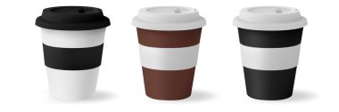 Siyah kapaklı, beyaz arka planda izole edilmiş sıcak kahve maketi için kağıt bardak. Beyaz boş, büyük, orta ve küçük paket paket kağıdı.
