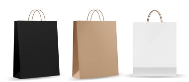Alışveriş torbası maketleri. Kağıt paket beyaz arkaplanda izole edildi. Kağıt torbaların gerçekçi bir maketi..