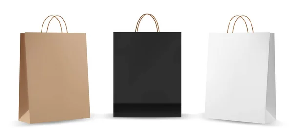 Mockups bolsa de compras. Paquete de papel aislado sobre fondo blanco. Maqueta realista de bolsas de papel artesanales. — Vector de stock