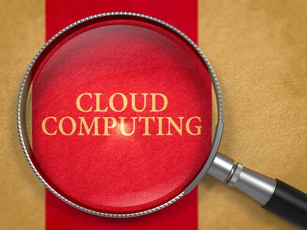 Cloud Computing ผ่าน Loupe บนกระดาษเก่า . — ภาพถ่ายสต็อก