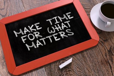 El Çizilmiş Chalkboard Üzerinde Matters Concept için Zaman olun.