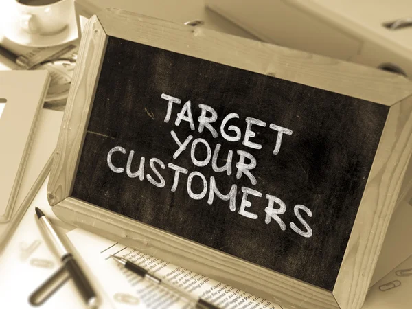 Handgeschreven Target uw klanten op een schoolbord. — Stockfoto