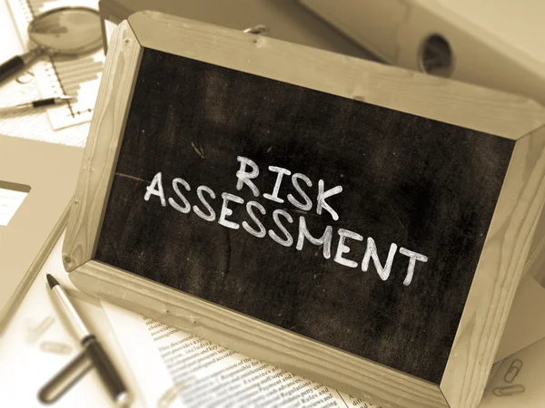 Valutazione del rischio manoscritta su una lavagna . — Foto Stock