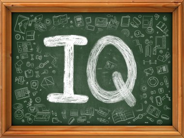 Iq Kavramı. Doodle Simgeleri ile Yeşil Tebeşir Tahtası.