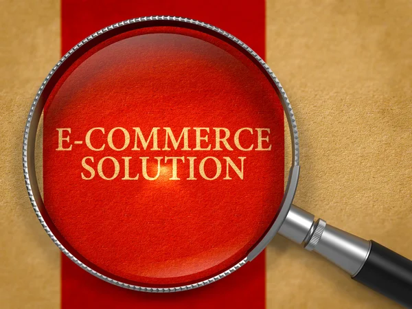 E-Commerce-Lösung durch Linse auf altem Papier. — Stockfoto