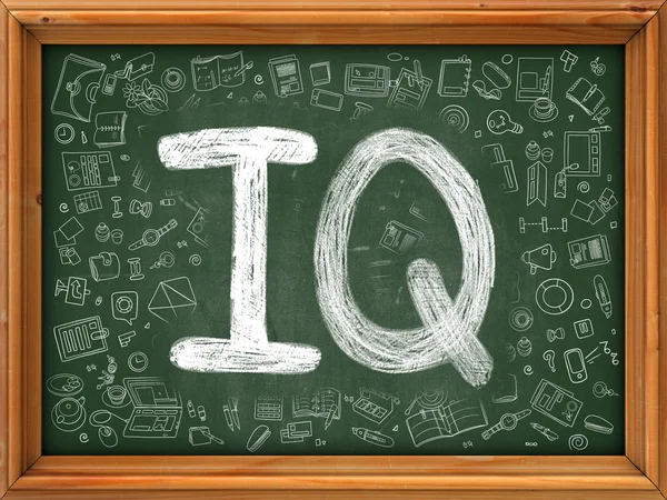 IQ concept. Groene schoolbord met doodle pictogrammen. — Stockfoto