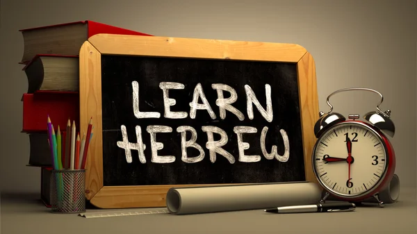 Dibujado a mano aprender hebreo concepto en pizarra . — Foto de Stock