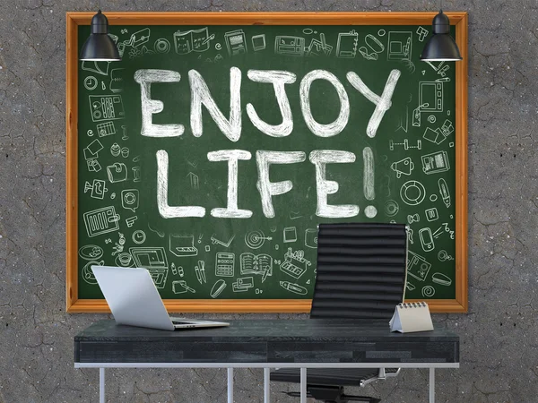 Élvezni Life koncepció. Doodle ikonok a Chalkboard. — Stock Fotó