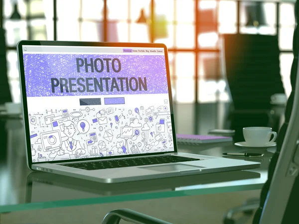 Pantalla para ordenador portátil con foto Presentación Concepto . — Foto de Stock