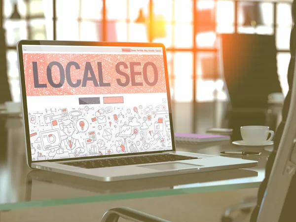 Tela de laptop com conceito de SEO local . — Fotografia de Stock