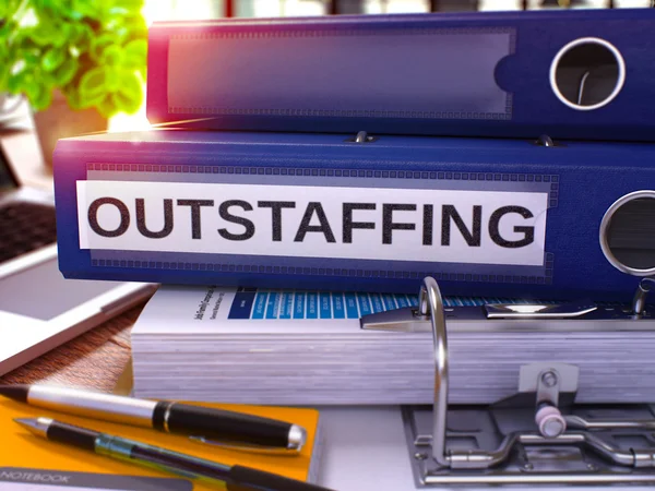 Outstaffing en Blue Ring Binder. Imagen borrosa, tonificada . — Foto de Stock