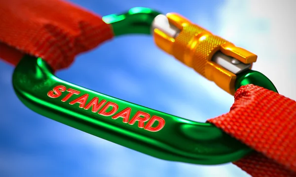 Standaard op groene karabijnhaak tussen rode touwen. — Stockfoto