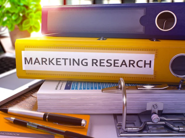 Ricerca di marketing su Yellow Ring Binder. Immagine sfocata e tonica . — Foto Stock