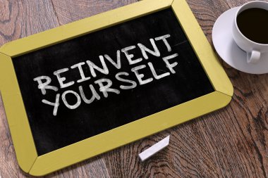 Tekrar kendini bir kara tahta el yazısı.