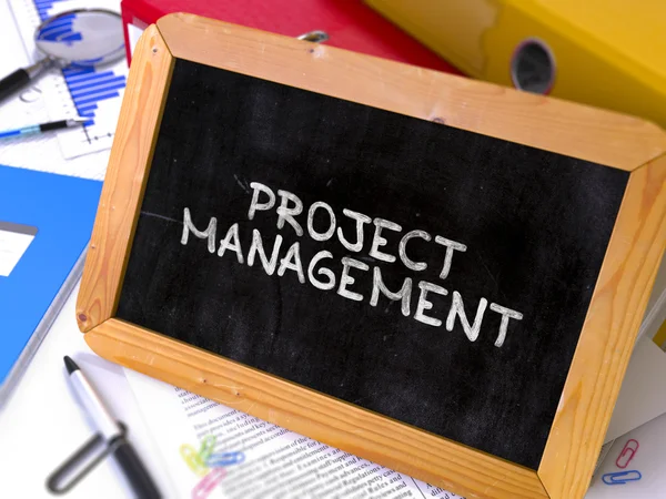 Handgeschreven project management op een krijtbord. — Stockfoto