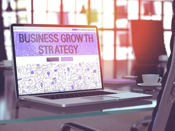 İş büyüme stratejisi - konsept dizüstü bilgisayar ekranında. — Stok fotoğraf