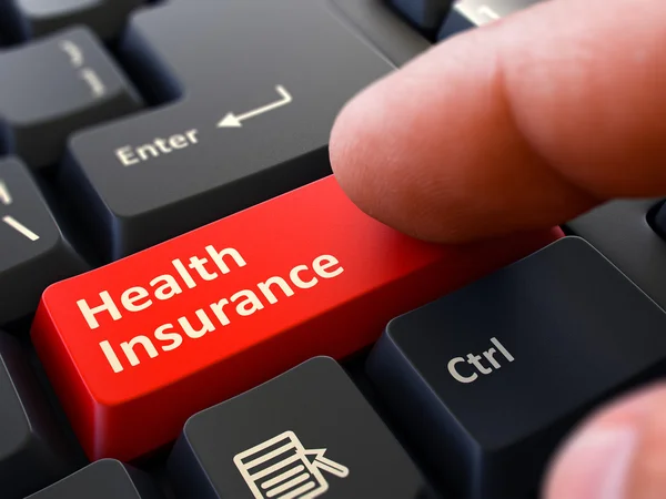 Zdravotní pojištění stisknutím tlačítka na černé klávesnici. — Stock fotografie