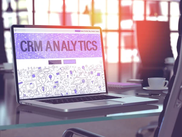 CRM Analytics - Concept sur écran d'ordinateur portable . — Photo
