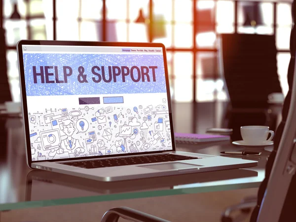 Aiuto e supporto sul computer portatile sullo sfondo del luogo di lavoro moderno . — Foto Stock