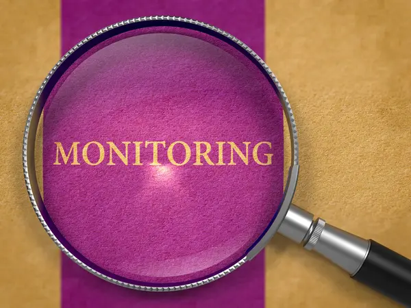 Monitoring concept via Vergrootglas. — Stockfoto