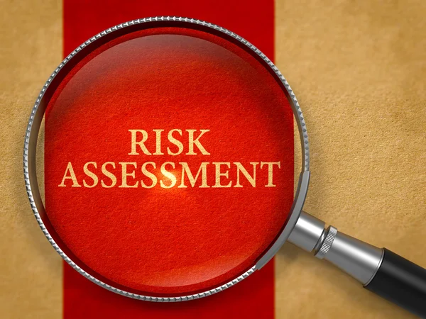 Valutazione del rischio tramite lente d'ingrandimento . — Foto Stock