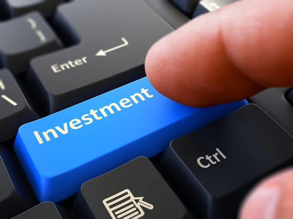 Investment-skrivet på blå tangent. — Stockfoto