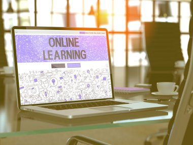 Modern İşyeri Arka Planda Dizüstü Bilgisayarda Online Öğrenme.