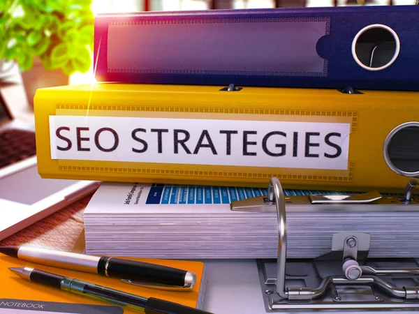 Estrategias SEO en Yellow Office Folder. Imagen tonificada . — Foto de Stock