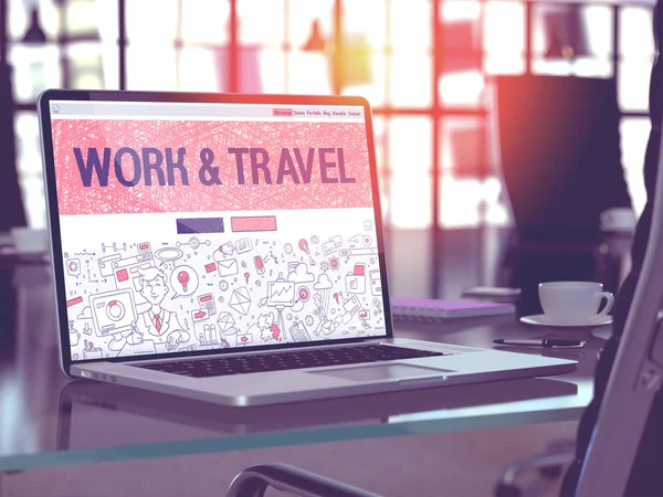 Pantalla portátil con concepto de trabajo y viaje . —  Fotos de Stock