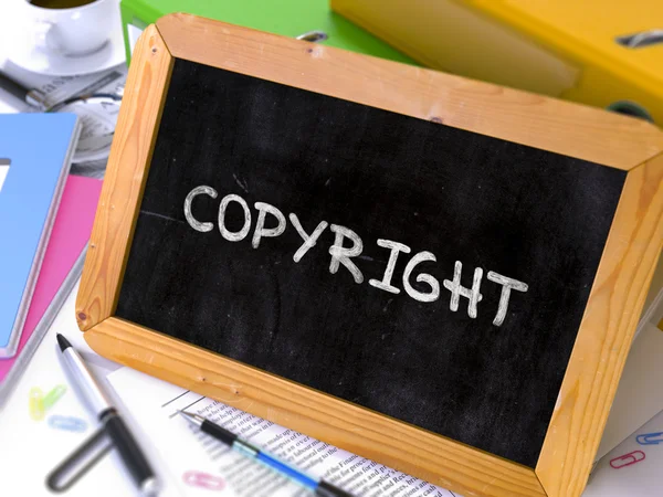 Concepto de Copyright dibujado a mano en pizarra . — Foto de Stock