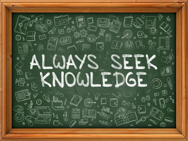 Zawsze szukajcie wiedzy-ręcznie rysowane na zielonym Chalkboard. — Zdjęcie stockowe