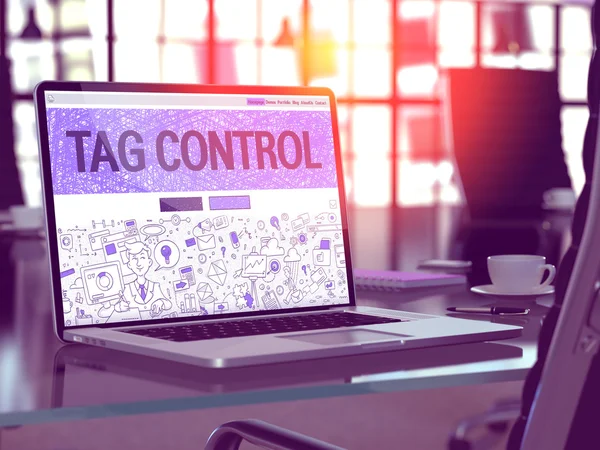 Tag Control no portátil no fundo moderno do local de trabalho . — Fotografia de Stock